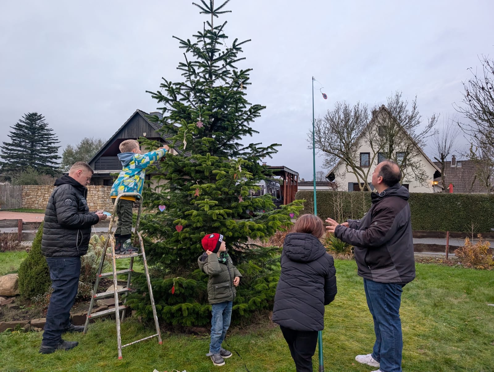 Schmücken des Weihnachtsbaumes